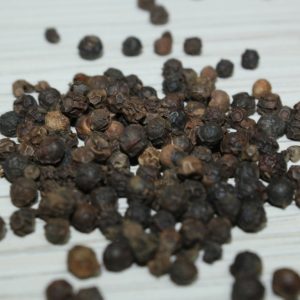 Pfefferkörner schwarz zur Gewinnung von Pfefferöl schwarz bio (ätherisches Öl)