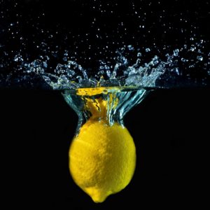 Zitrone in Hydrolat_lemon zur Herstellung von Airspray Zitrone bio (Raumspray)