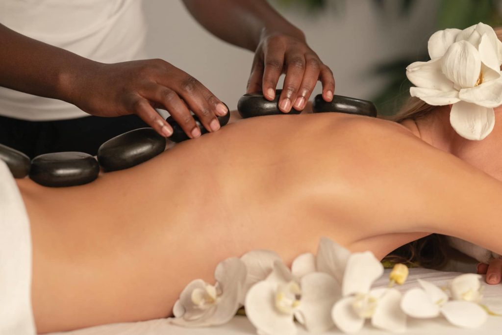 Aromatherapie-Massage mit ätherischen Ölen